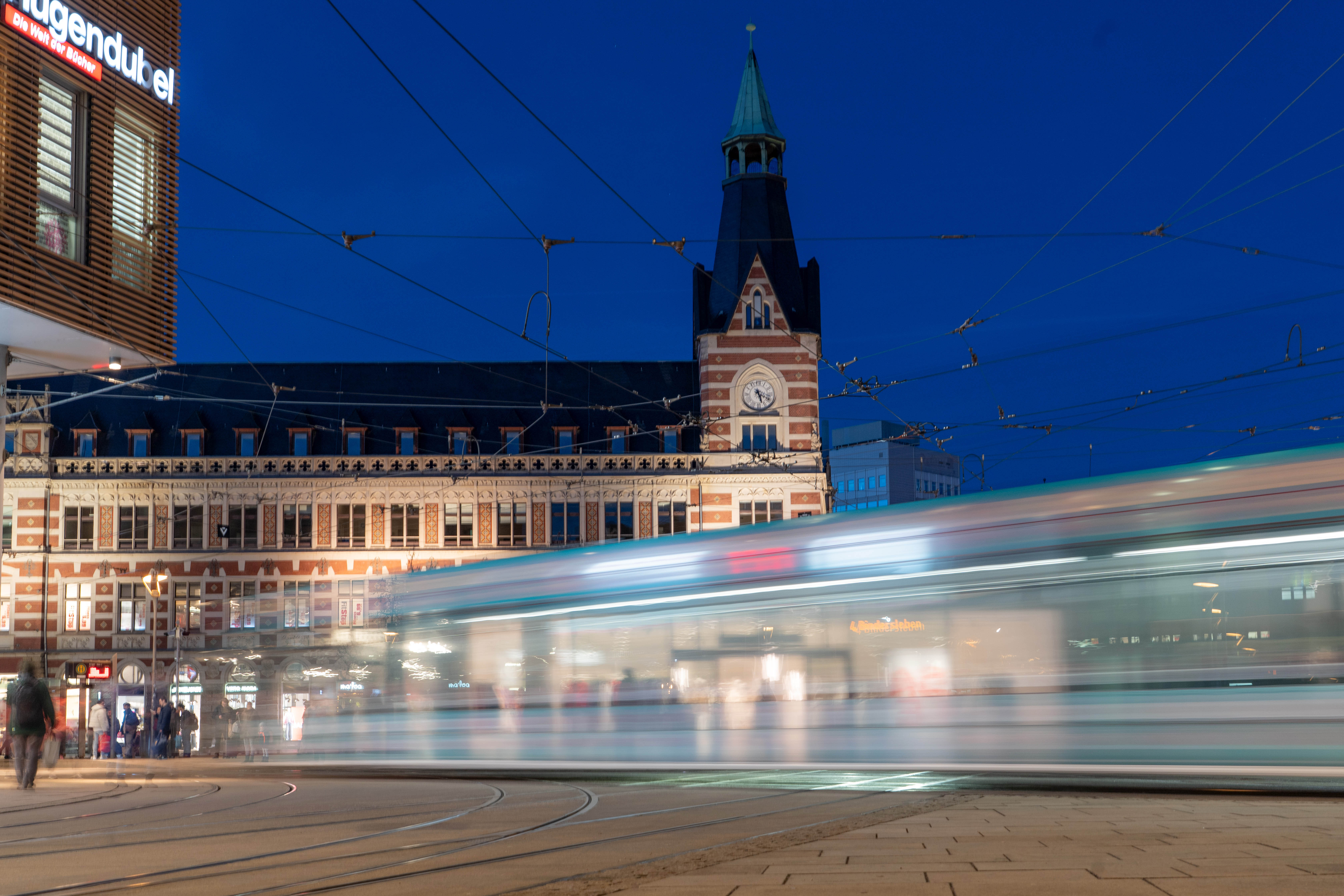 Straßenbahn in Erfurt zur blauen Stunde